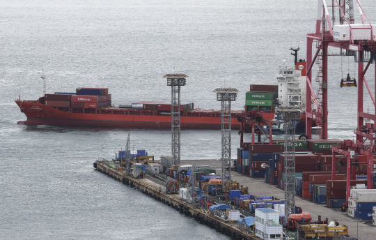 지난 9월 21일 이날 수출입 화물을 가득 실은 컨테이너선이 부산항을 출항하고 있다. [부산=연합뉴스]